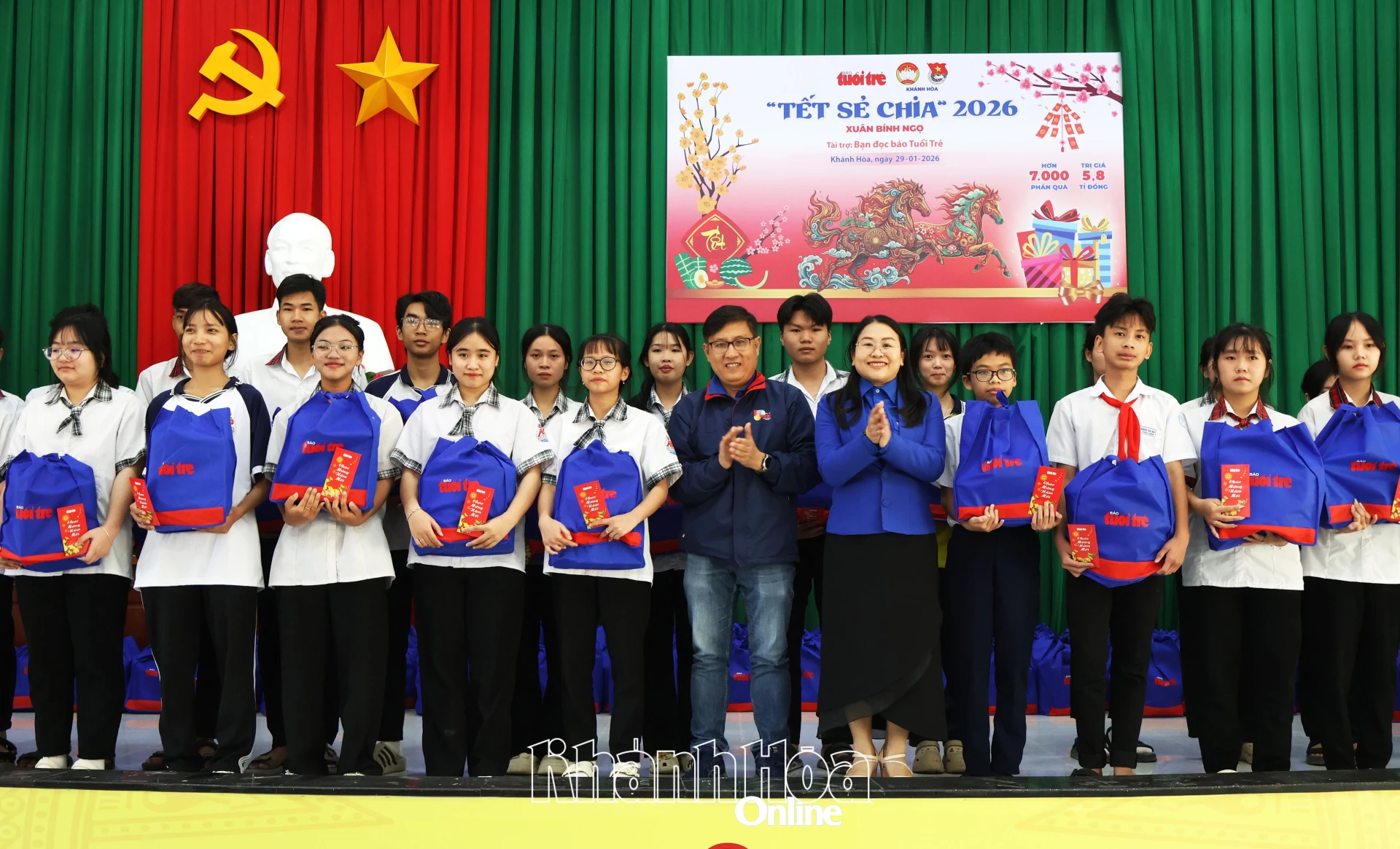 Ban tổ chức trao quà cho học sinh xã Ninh Phước.