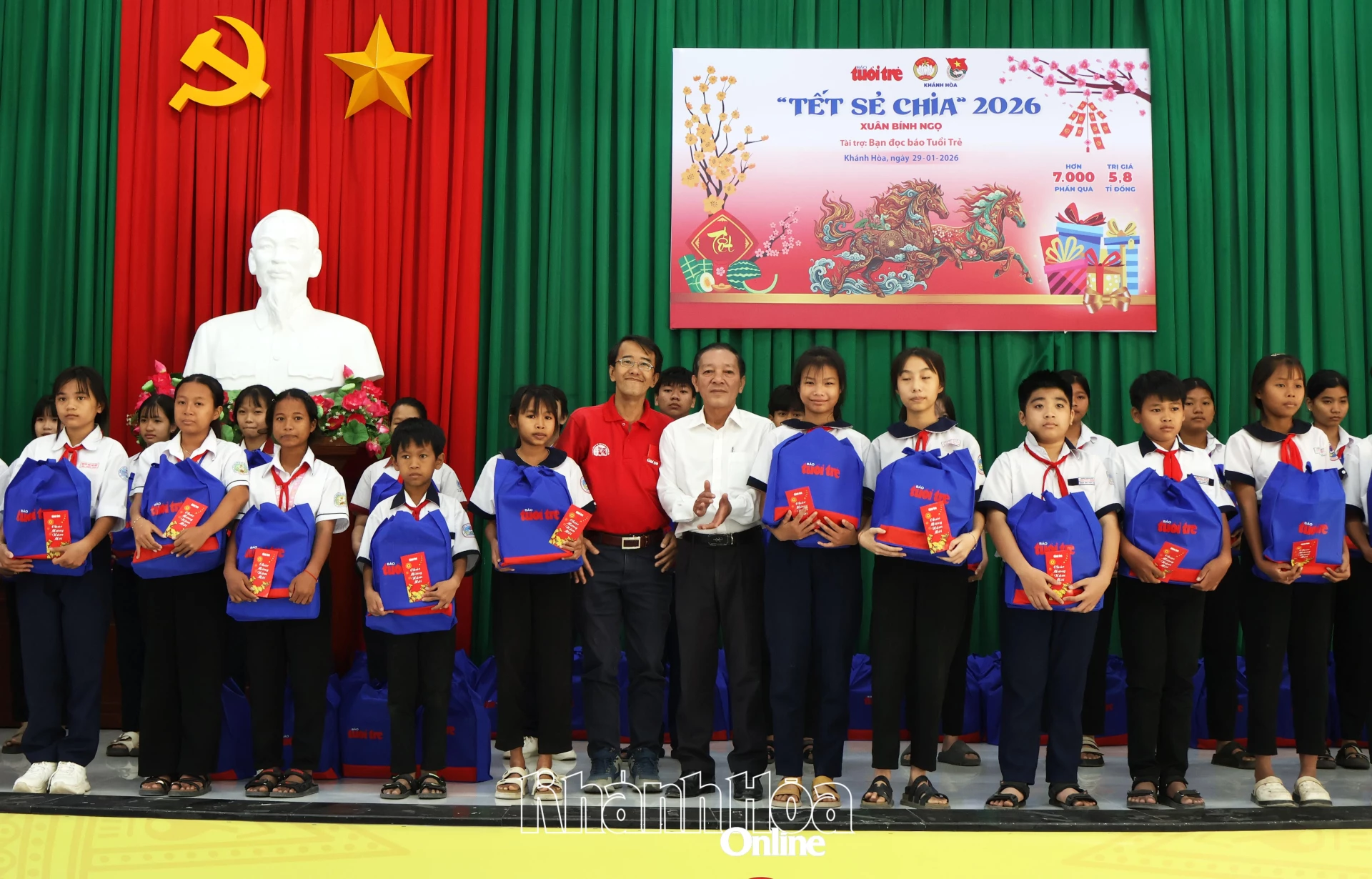 Ban tổ chức trao quà cho học sinh xã Ninh Phước.