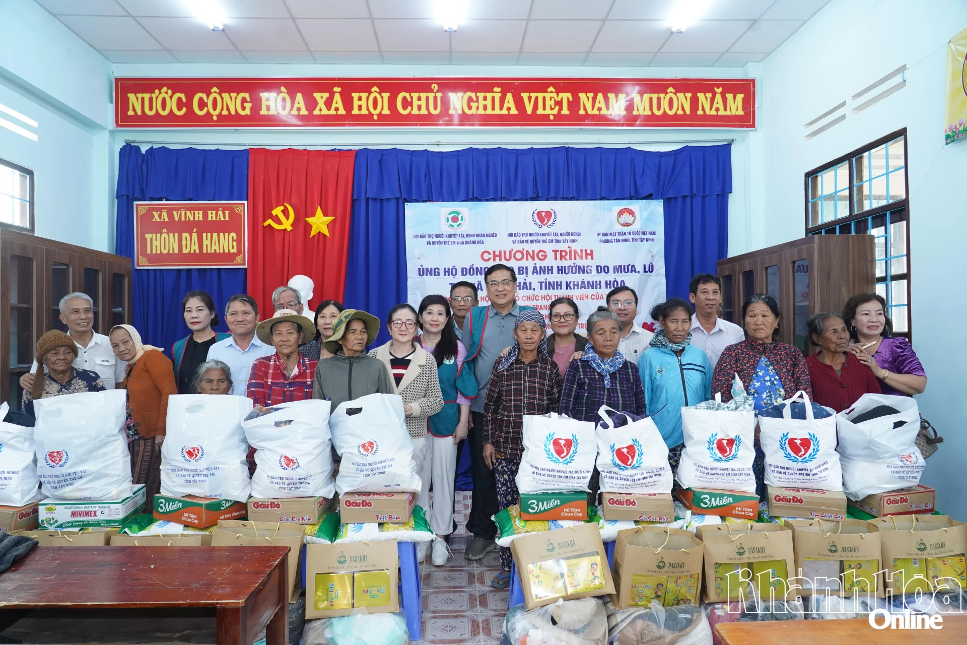 Ban tổ chức và mạnh thường quân trao quà cho các hộ dân.