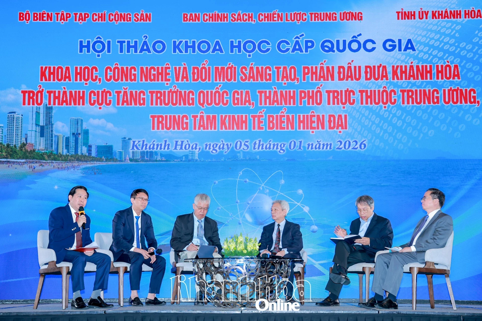 Các đại biểu tham gia phiên thảo luận bàn tròn.