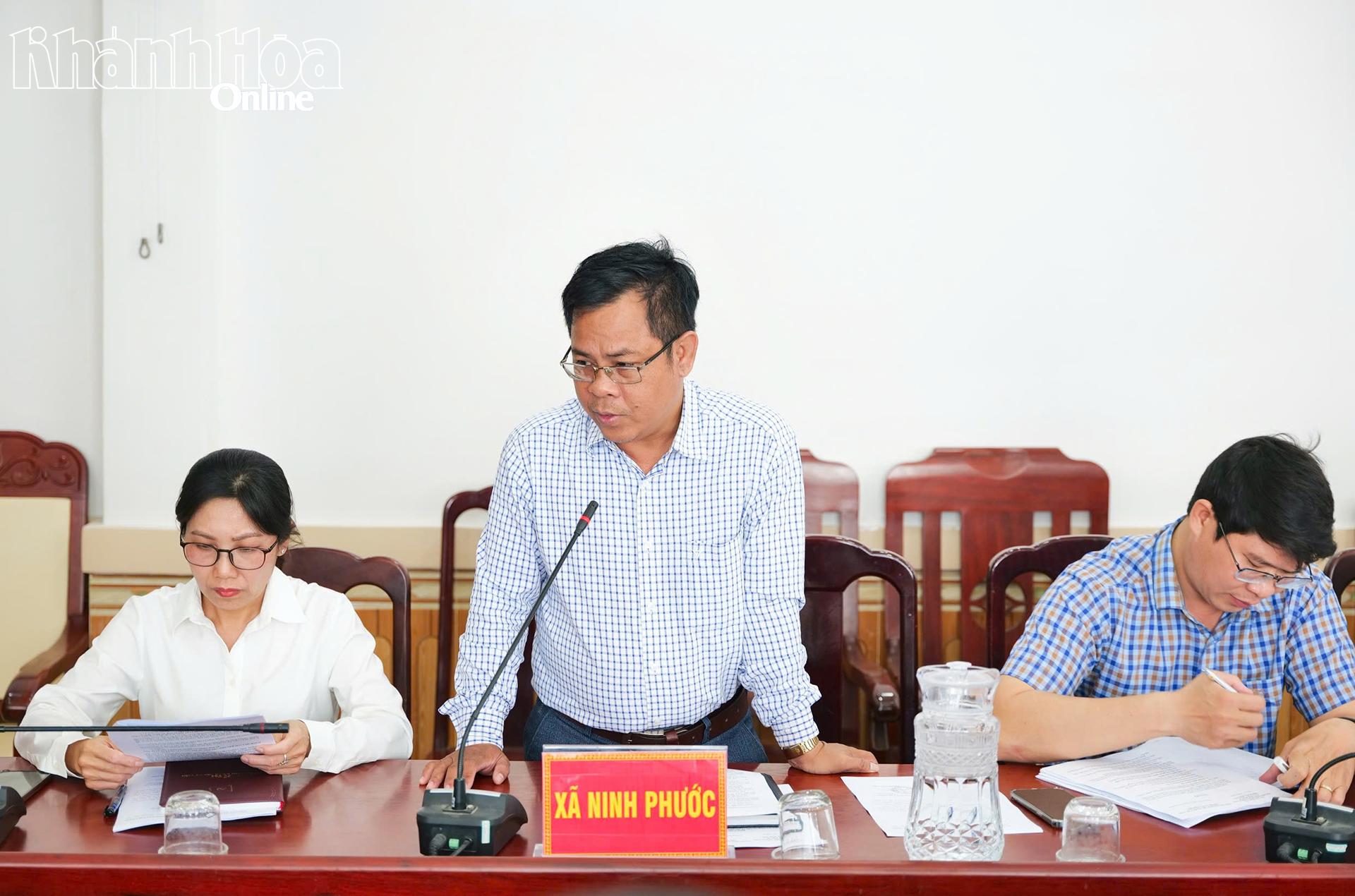 Lãnh đạo xã Ninh Phước báo cáo tại buổi kiểm tra.