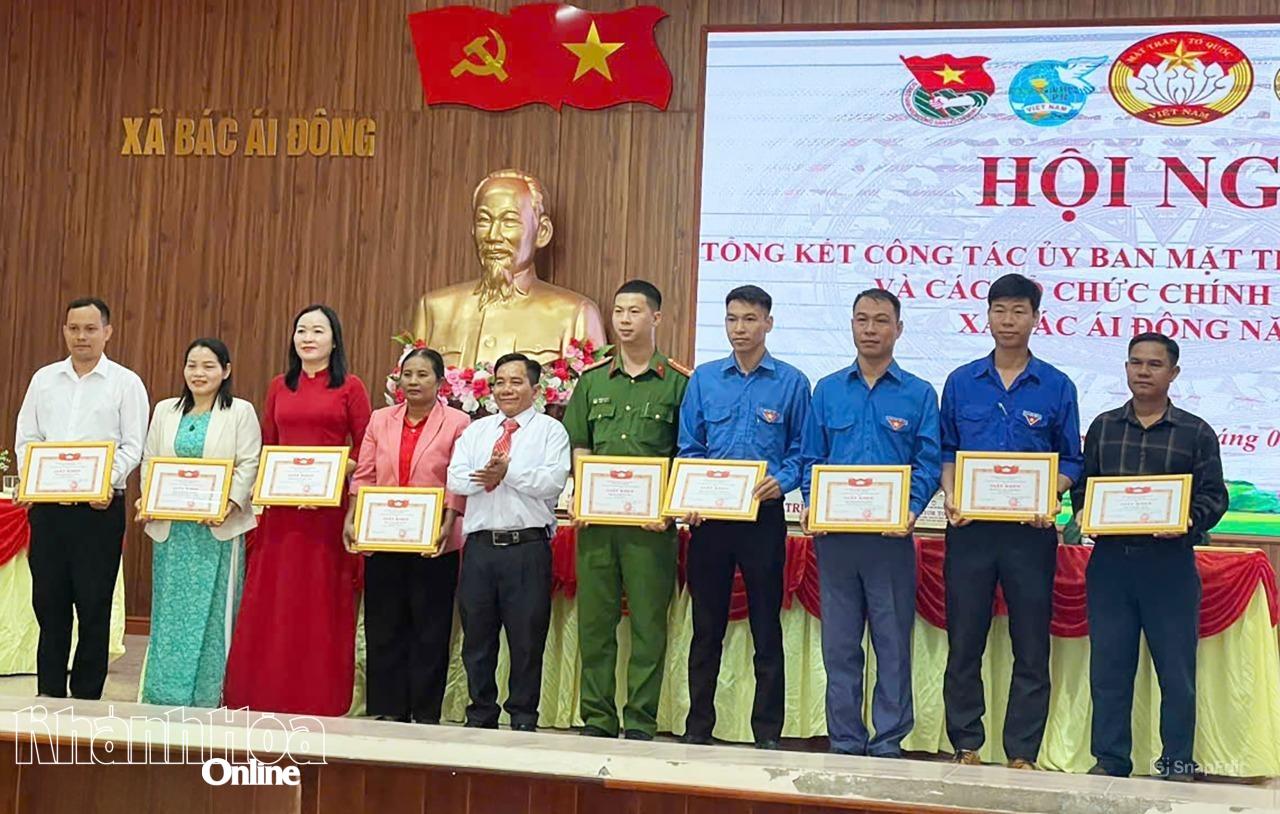 Khen thưởng các cá nhân xuất sắc.