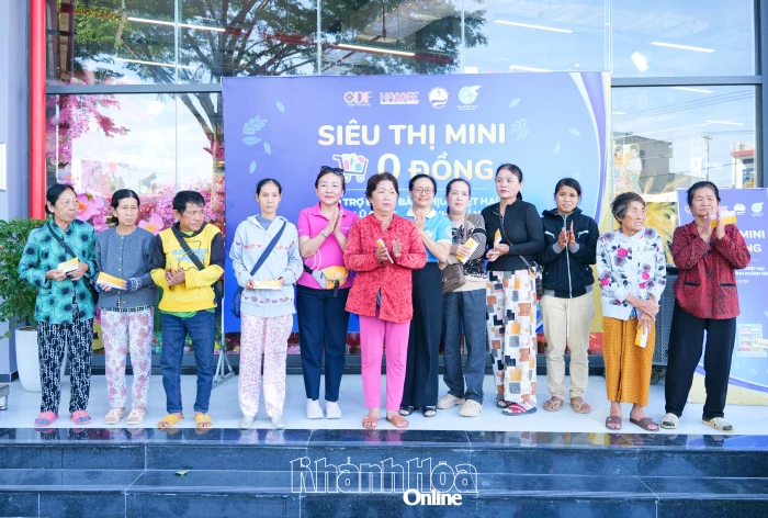 Trao 375 suất quà hỗ trợ phụ nữ gặp khó khăn do mưa lũ