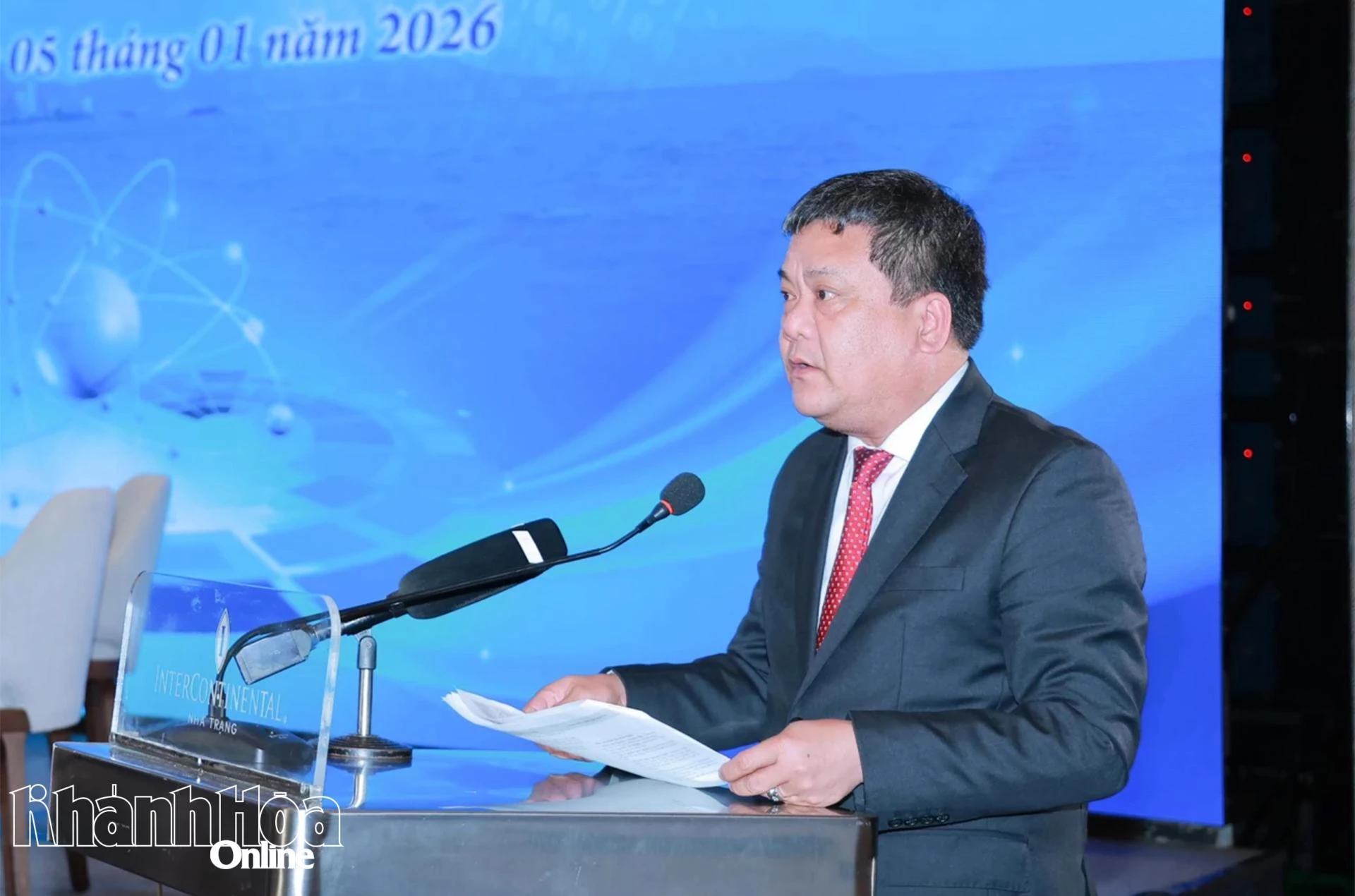 Đồng chí Trần Phong - Phó Bí thư Tỉnh ủy, Chủ tịch UBND tỉnh phát biểu tại hội thảo.