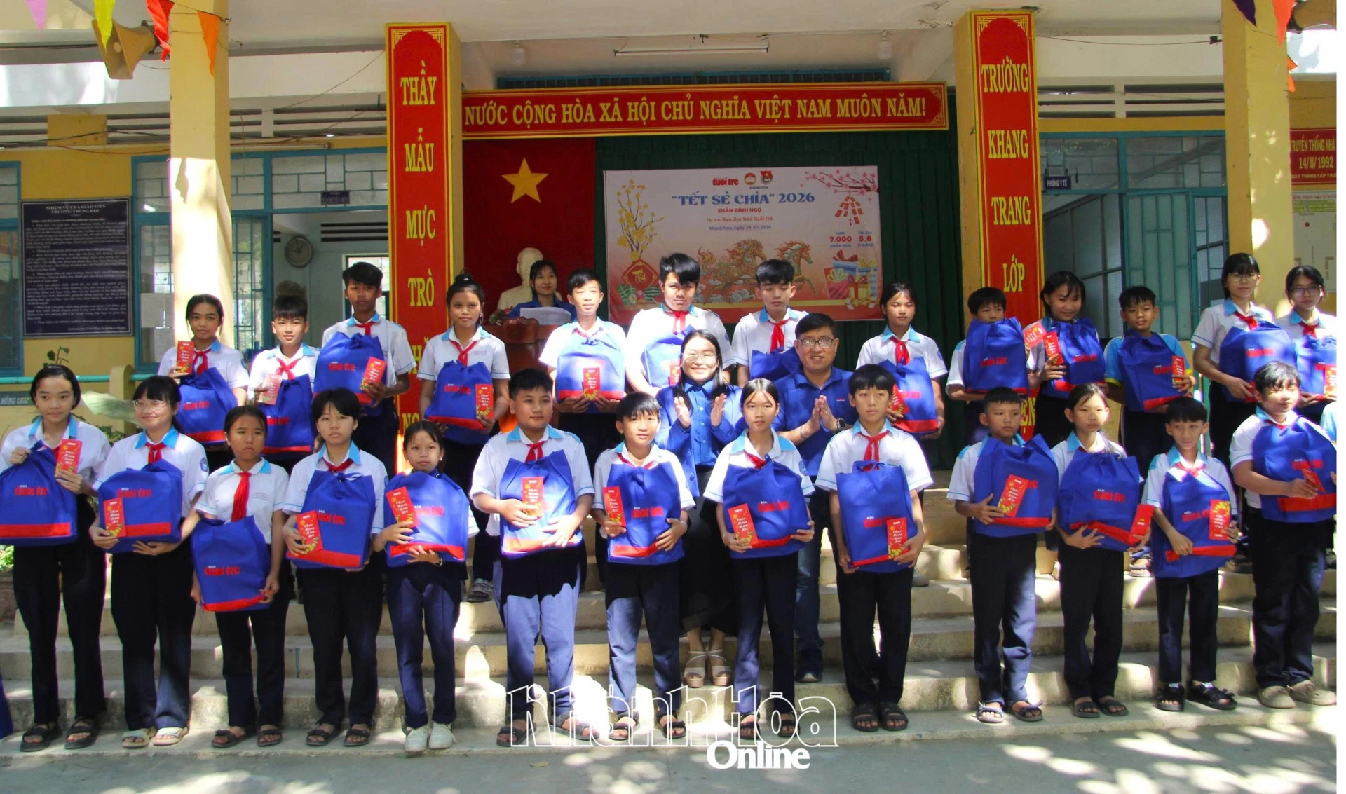 Ban tổ chức trao quà cho học sinh xã Phước Dinh.