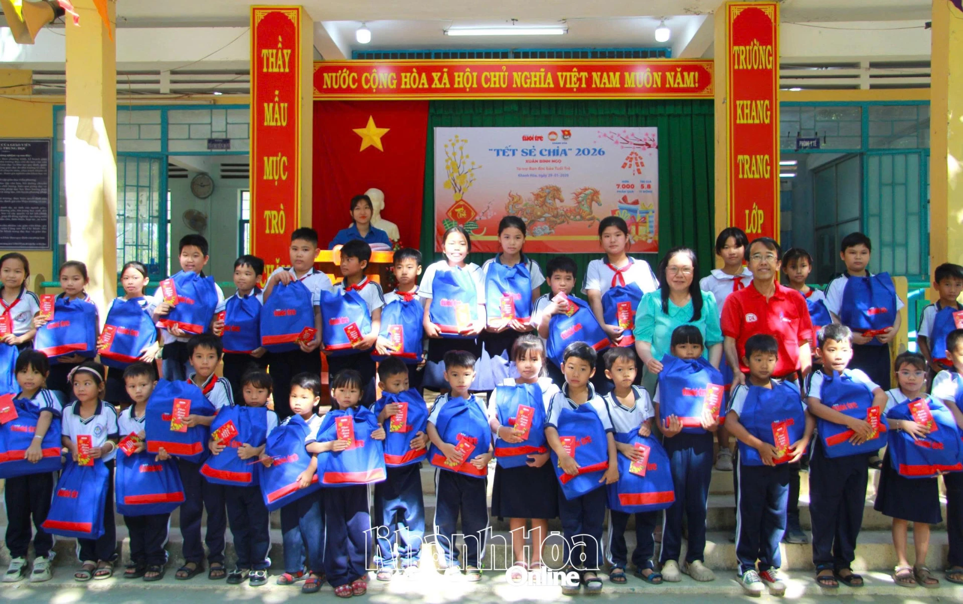 Ban tổ chức trao quà cho học sinh xã Phước Dinh.