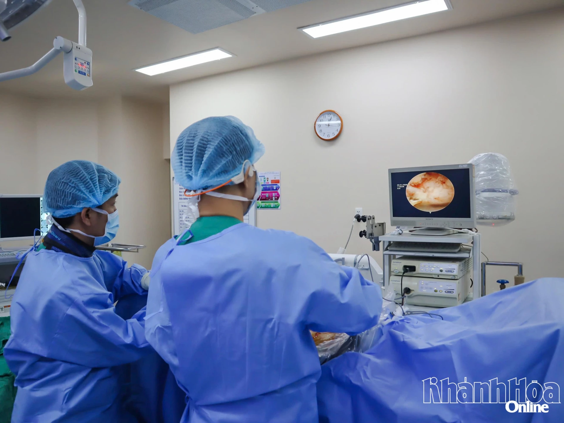 Các bác sĩ Bệnh viện Đa khoa Tâm Trí Nha Trang thực hiện phẫu thuật nội soi cột sống cho bệnh nhân.