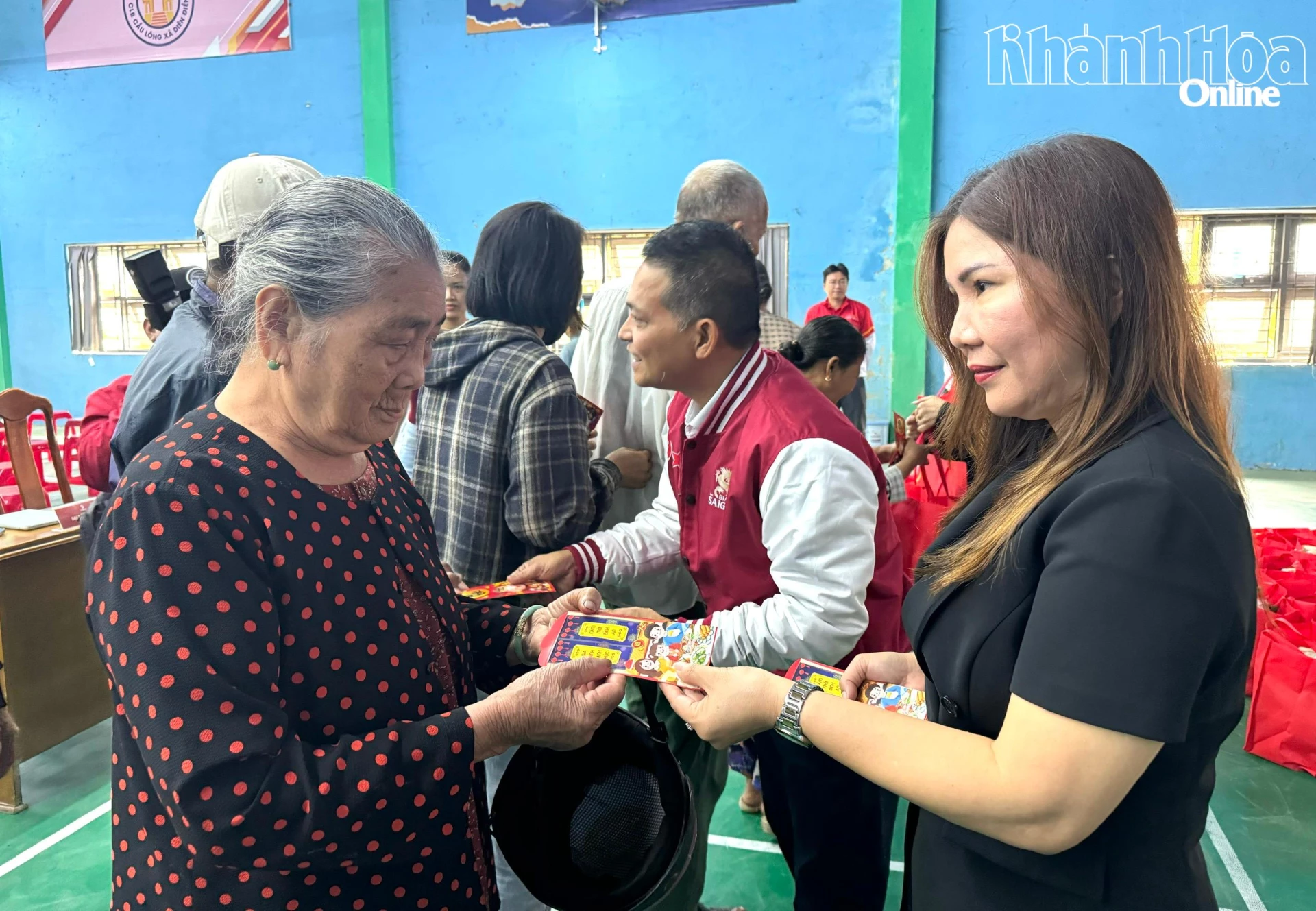 Phó Chủ tịch Ủy ban MTTQ Việt Nam tỉnh Trần Thị Tú Viên trao quà cho người dân xã Diên Điền