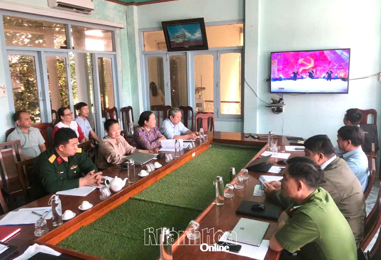 Cán bộ, Đảng viên xã Phước Hậu theo dõi truyền hình trực tiếp lễ khai mạc Đại hội Đảng. Ảnh: Hồng Nguyệt. 