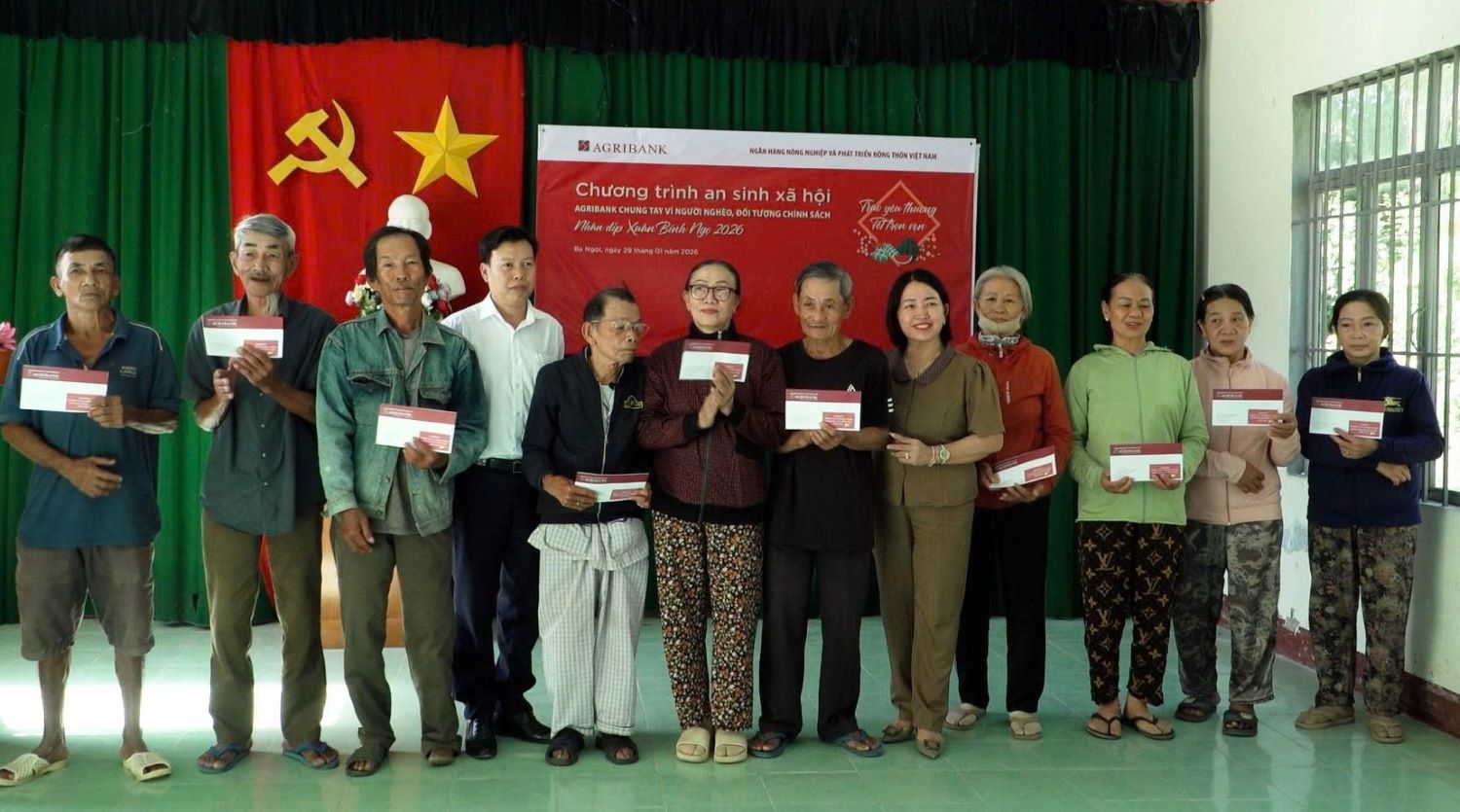 Ban tổ chức tặng quà Tết cho các hộ dân.