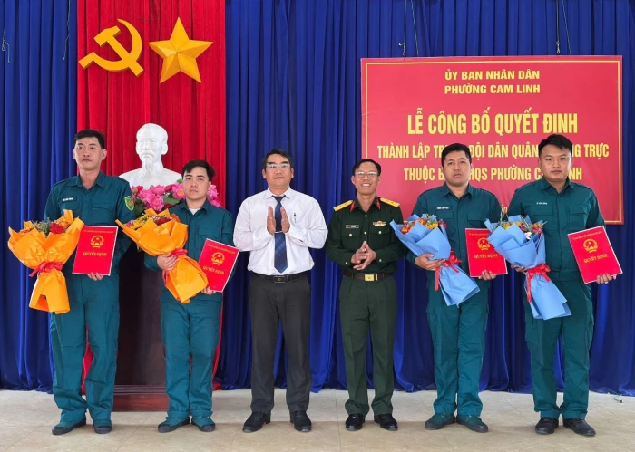 Ra mắt Trung đội Dân quân thường trực phường Cam Linh