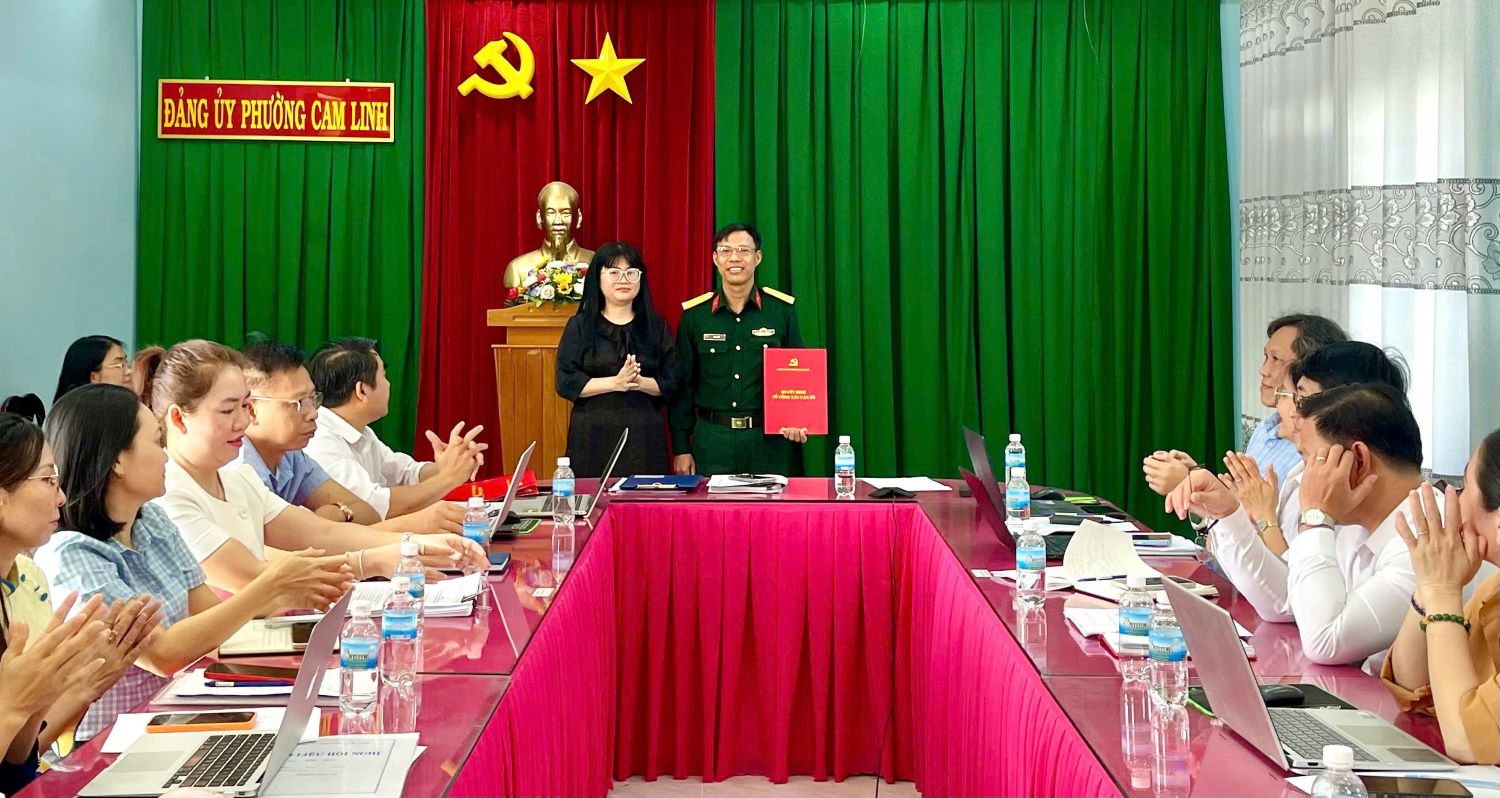 Lãnh đạo Đảng ủy phường Cam Linh trao Quyết định chúc mừng Trung tá Vũ Cao Của.