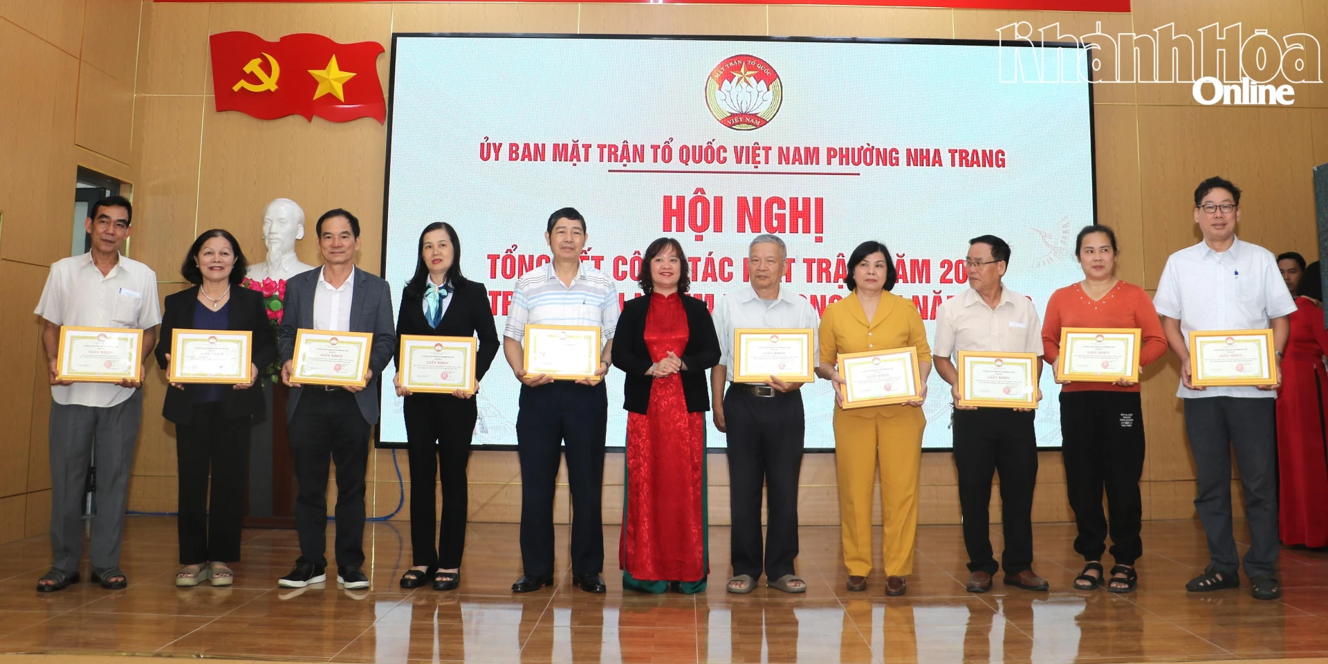 Lãnh đạo Ủy ban MTTQ Việt Nam phường Nha Trang trao giấy khen cho các tập thể xuất sắc.