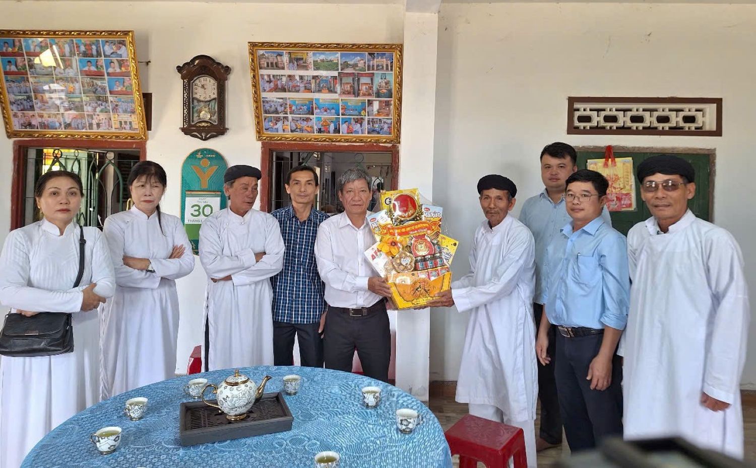 Lãnh đạo phường Ninh Hòa thăm, tặng quà, chúc Tết tại Thánh Thất Đại Cát.