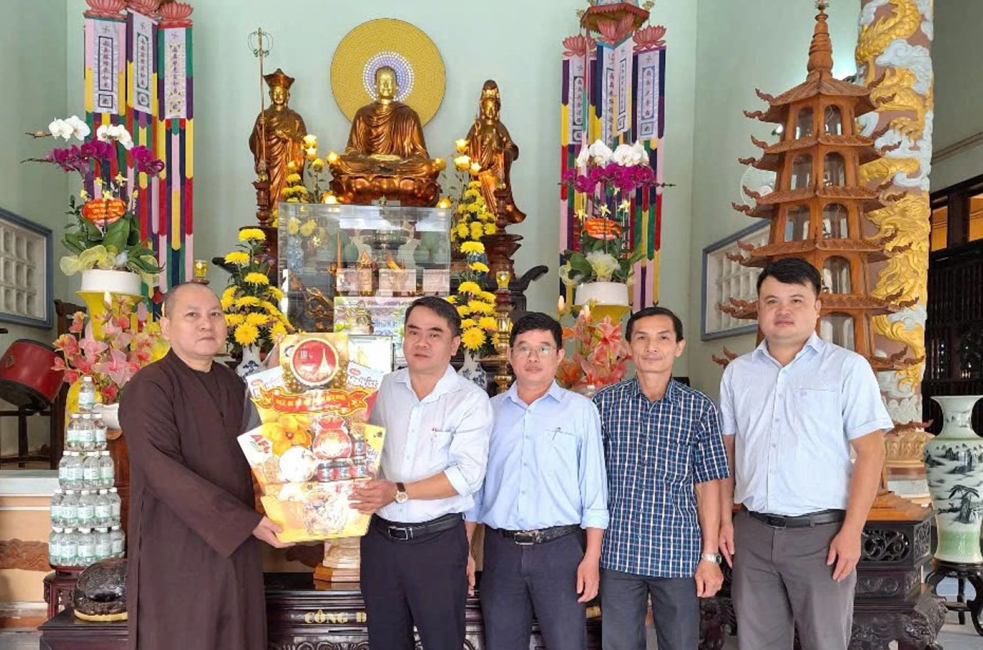 Lãnh đạo phường Ninh Hòa thăm, tặng quà, chúc Tết tại chùa Đức Hòa.