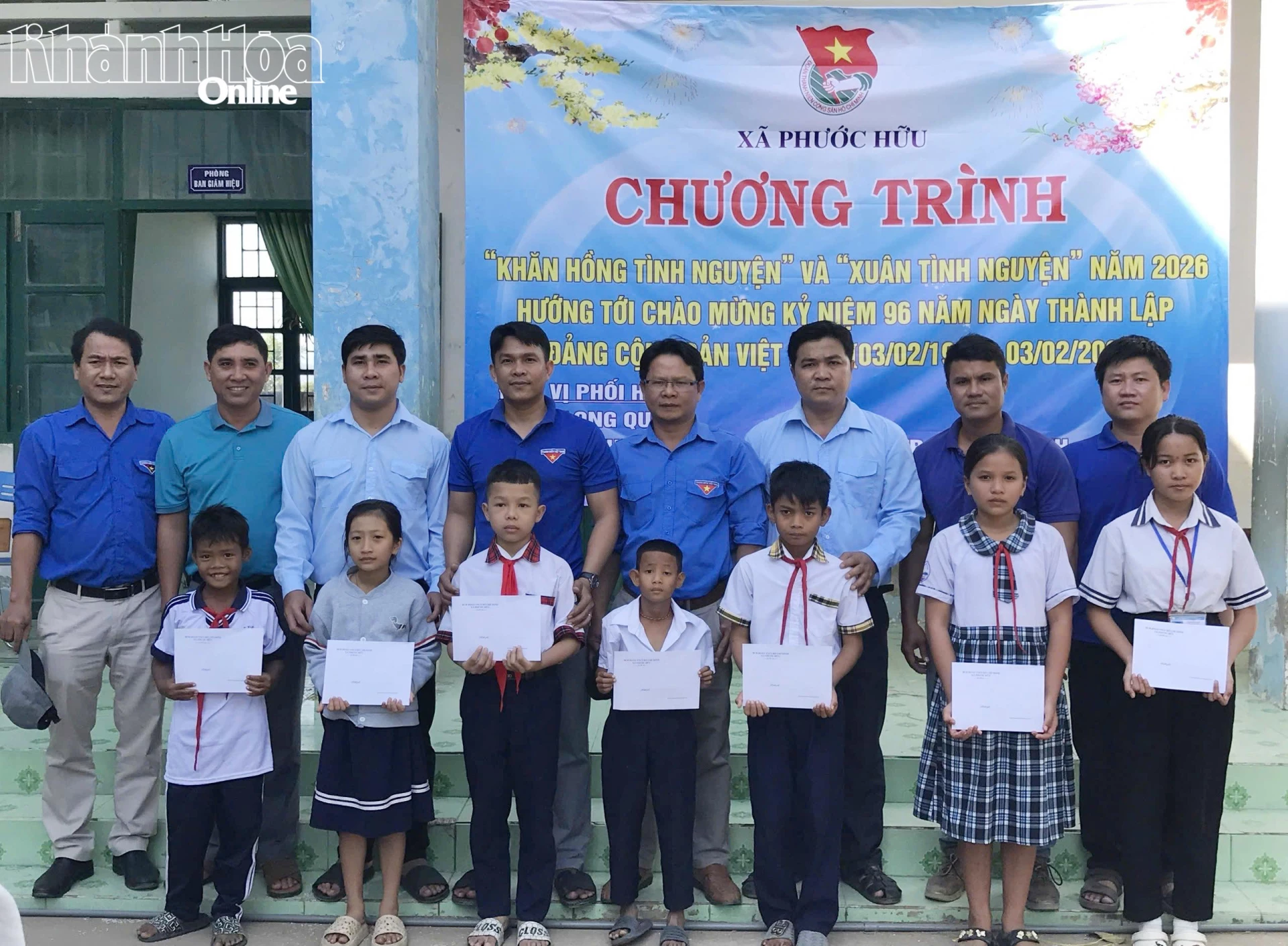 Đoàn xã Phước Hữu tặng học bổng cho các học sinh