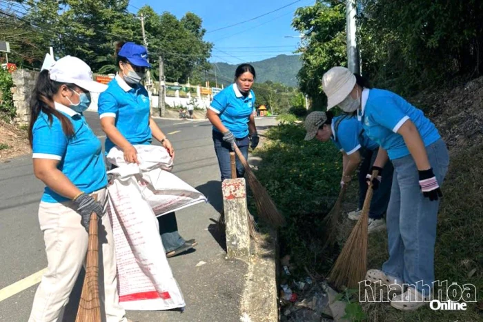 Hội Liên hiệp Phụ nữ xã Cam Hiệp ra quân dọn dẹp vệ sinh môi trường