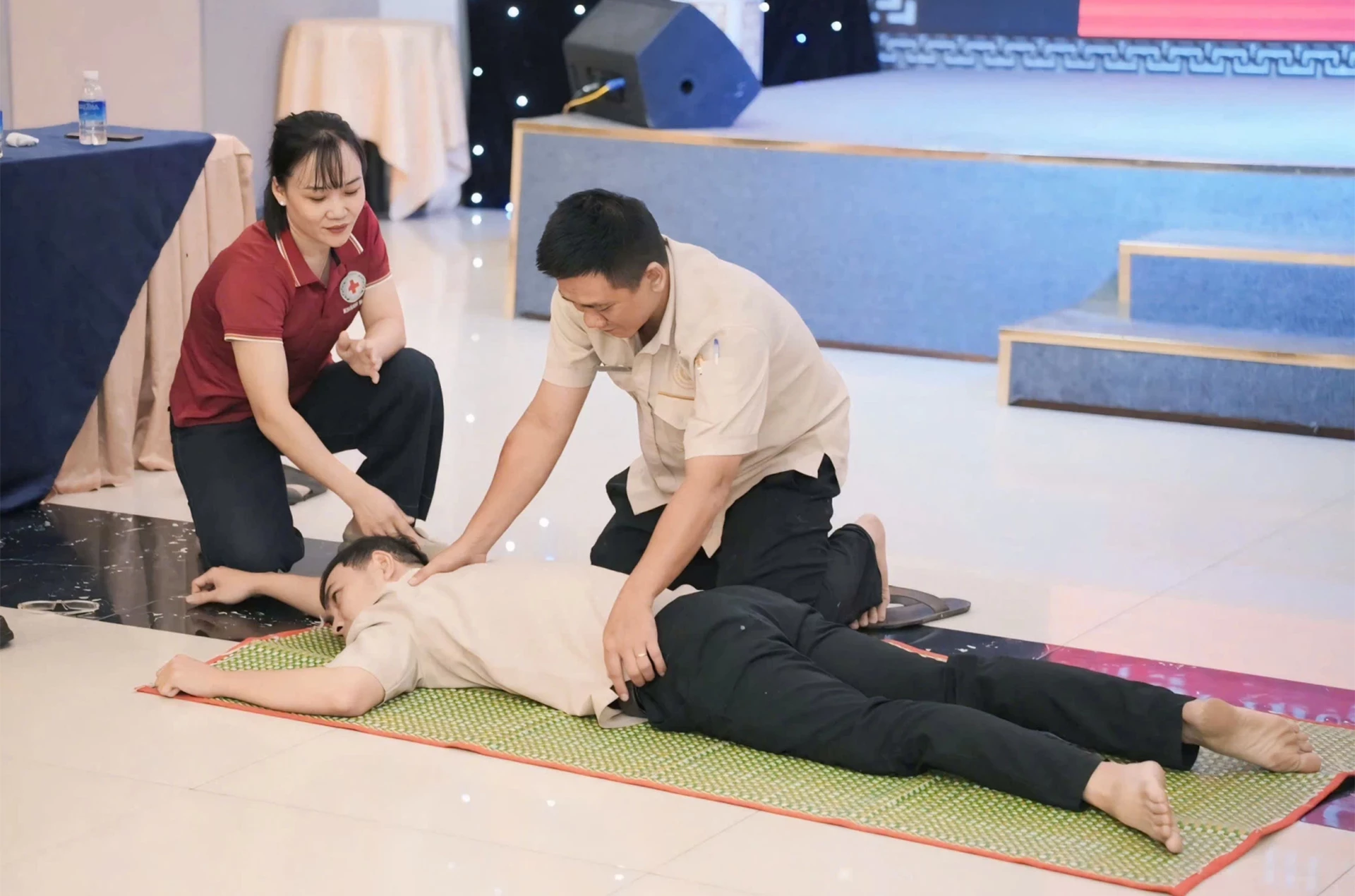 Nhân viên khách sạn Galina được hướng dẫn thực hành kỹ thuật sơ cấp cứu. 