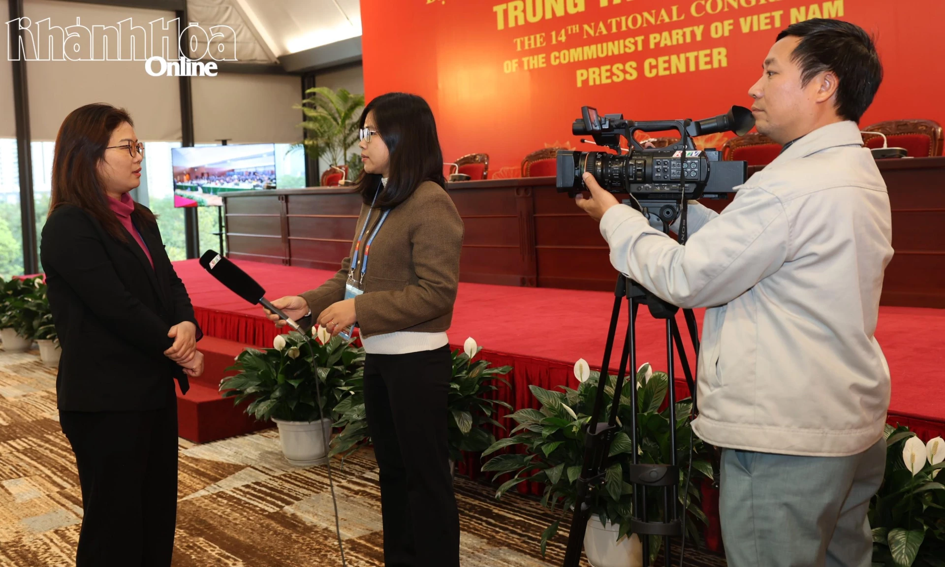 Phóng viên Báo và Phát thanh, Truyền hình Khánh Hòa tác nghiệp tại Trung tâm Báo chí Đại hội Đảng XIV
