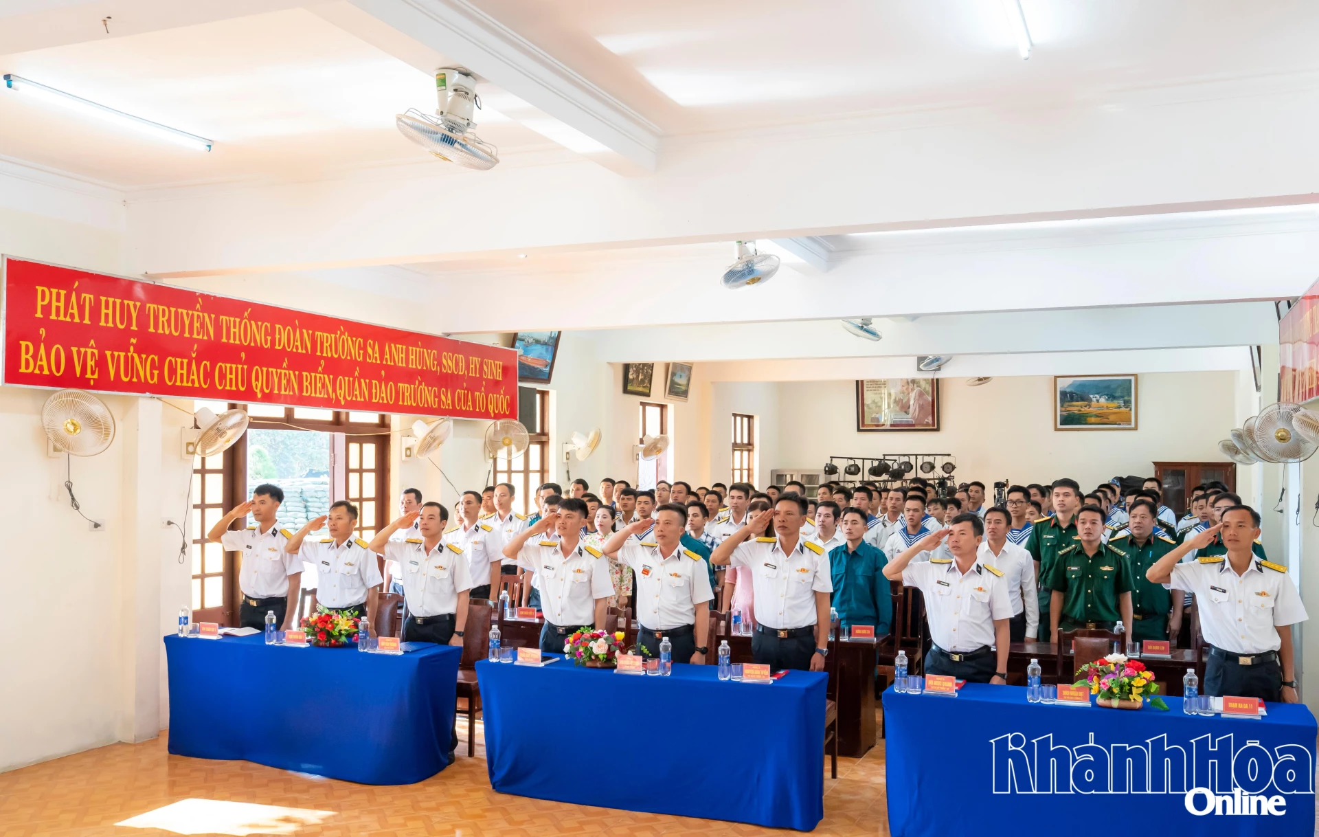 Quân và dân Đặc khu Trường Sa thực hiện nghi thức chào cờ theo chương trình truyền hình trực tiếp Đại hội XIV của Đảng. Ảnh: Công Định.