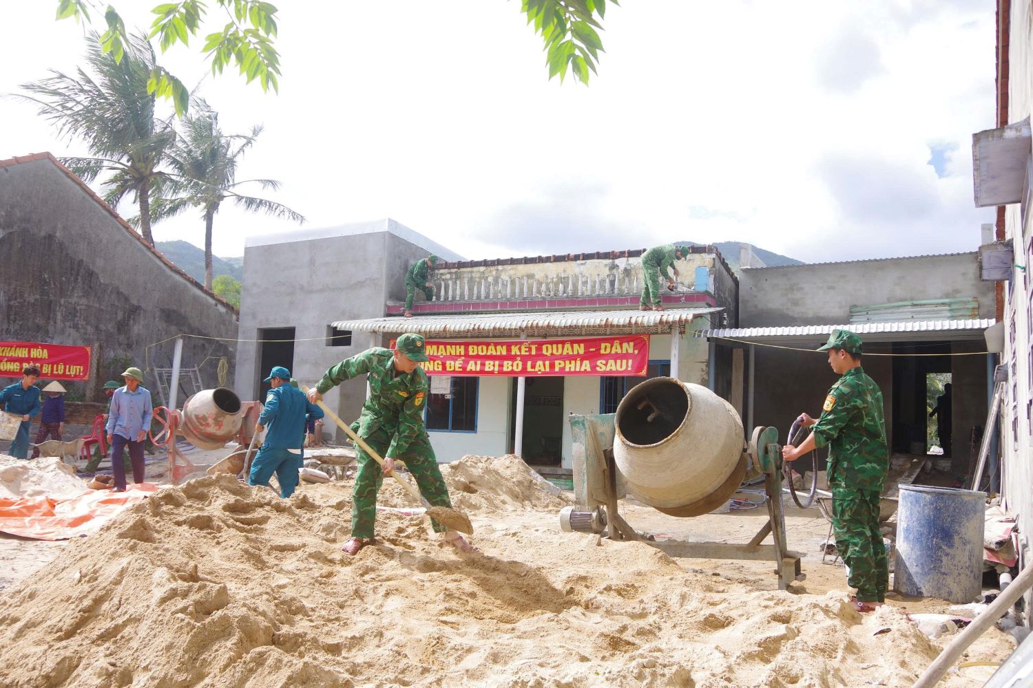 Quang cảnh khẩn trương tại công trường.