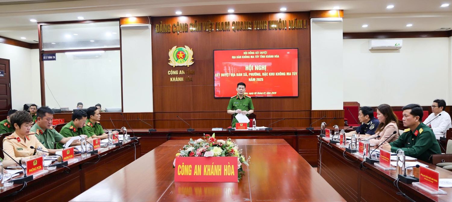 Đại tá Nguyễn Bá Thành - Phó Giám đốc Công an tỉnh phát biểu tại hội nghị.	