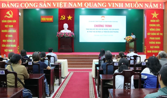 Phường Phan Rang trao quà hỗ trợ cho người dân bị thiệt hại do mưa lũ