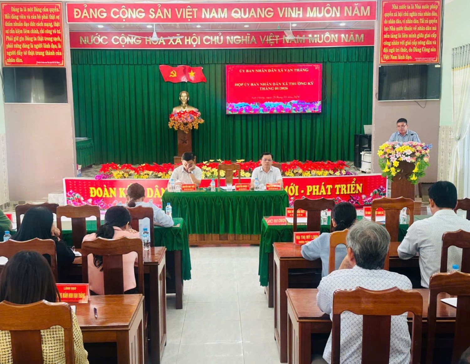 Quang cảnh phiên họp.