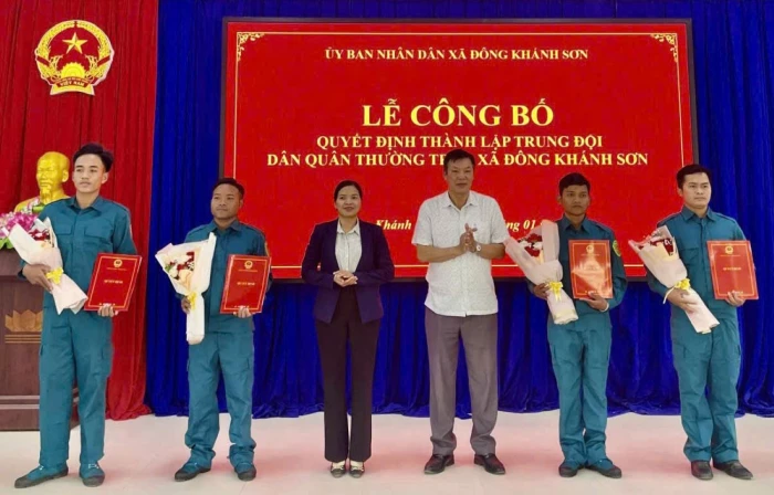 Xã Đông Khánh Sơn thành lập Trung đội Dân quân thường trực