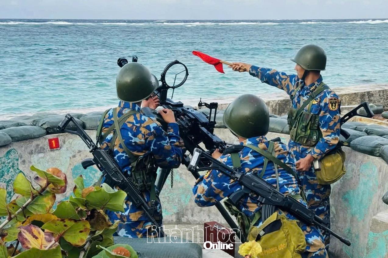 Cán bộ, chiến sĩ đảo Sinh Tồn sẵn sàng chiến đấu bảo vệ đại hội.