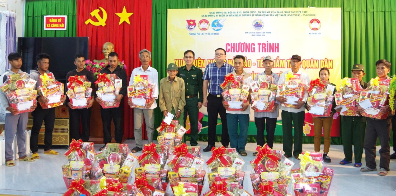 Tặng quà cho người dân xã Công Hải.