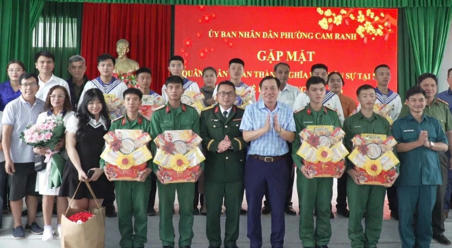 Lãnh đạo phường Cam Ranh tặng quà cho các quân nhân xuất ngũ.