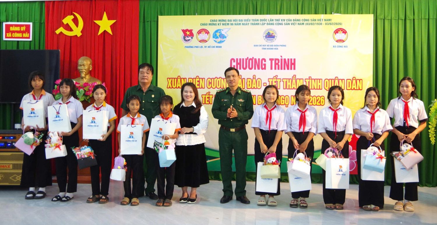 Tặng quà cho học sinh xã Công Hải.