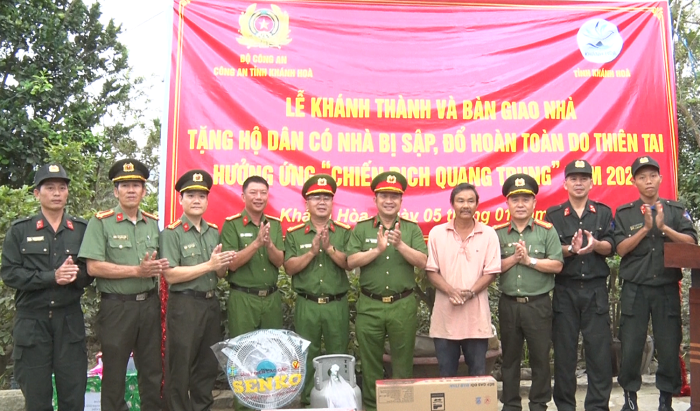 Công an tỉnh Khánh Hòa bàn giao nhà cho hộ dân bị thiệt hại do mưa lũ tại xã Diên Khánh
