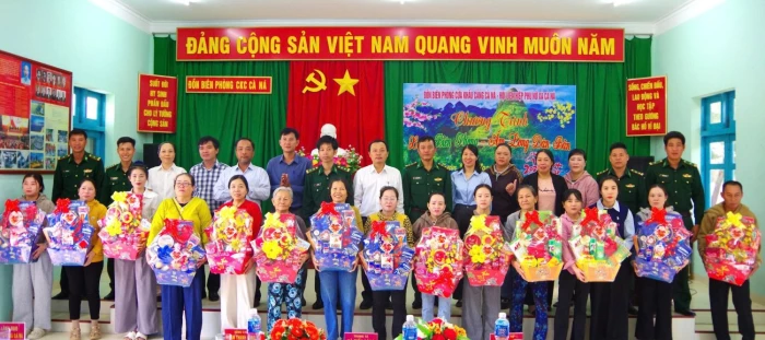 Đồn Biên phòng Cửa khẩu cảng Cà Ná phối hợp tổ chức chương trình “Xuân biên phòng - Ấm lòng dân bản”