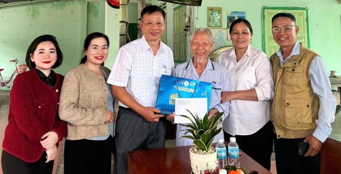 Phường Cam Linh thăm, tặng quà đảng viên từ 50 tuổi Đảng trở lên nhân dịp Tết Nguyên đán Bính Ngọ 2026