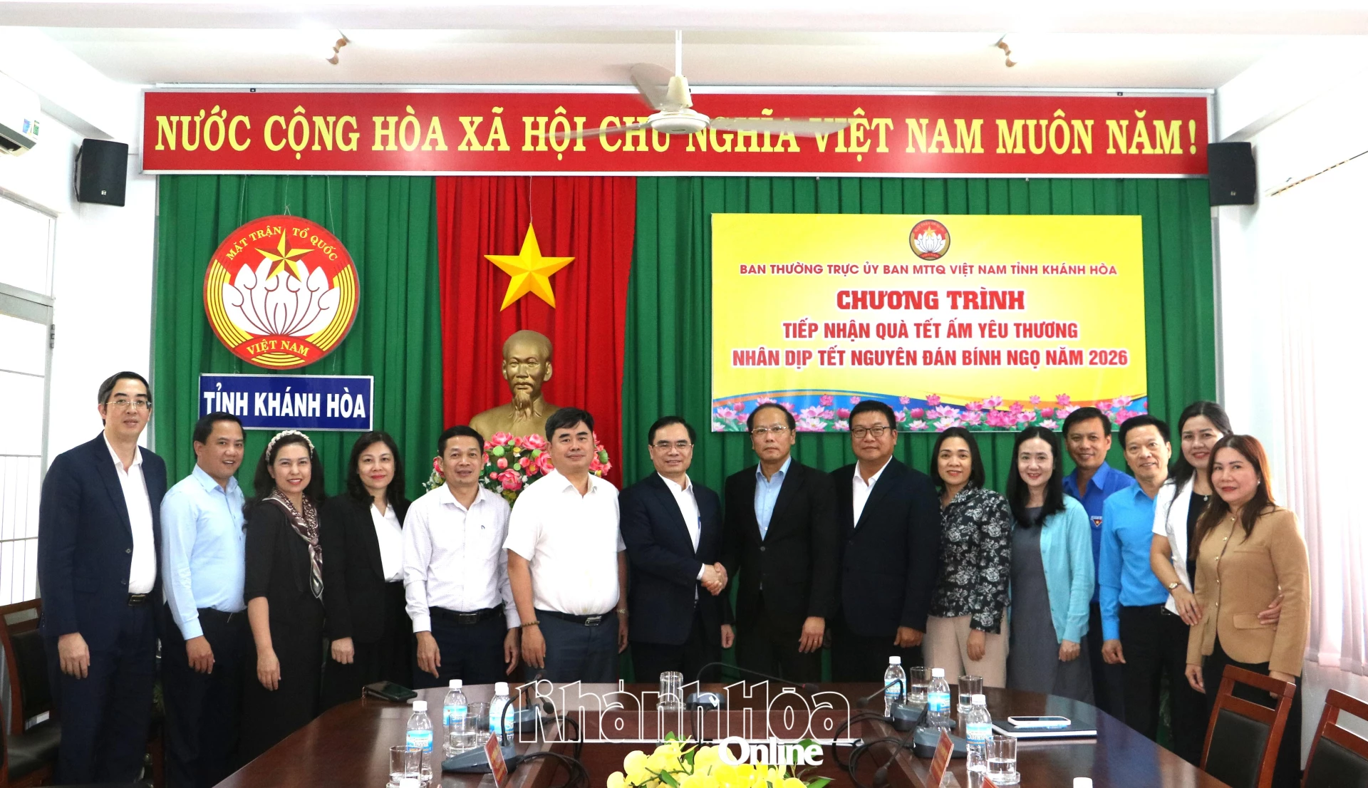 Đoàn công tác chụp hình lưu niệm với lãnh đạo Uỷ ban MTTQ Việt Nam tỉnh