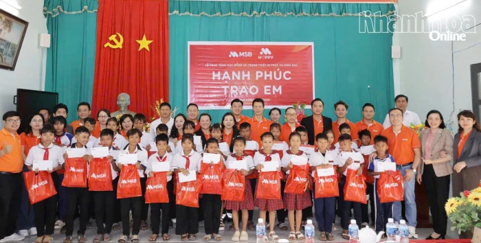 Tặng thiết bị giáo dục và học bổng cho học sinhTrường Tiểu học và THCS Phước Kháng - xã Thuận Bắc