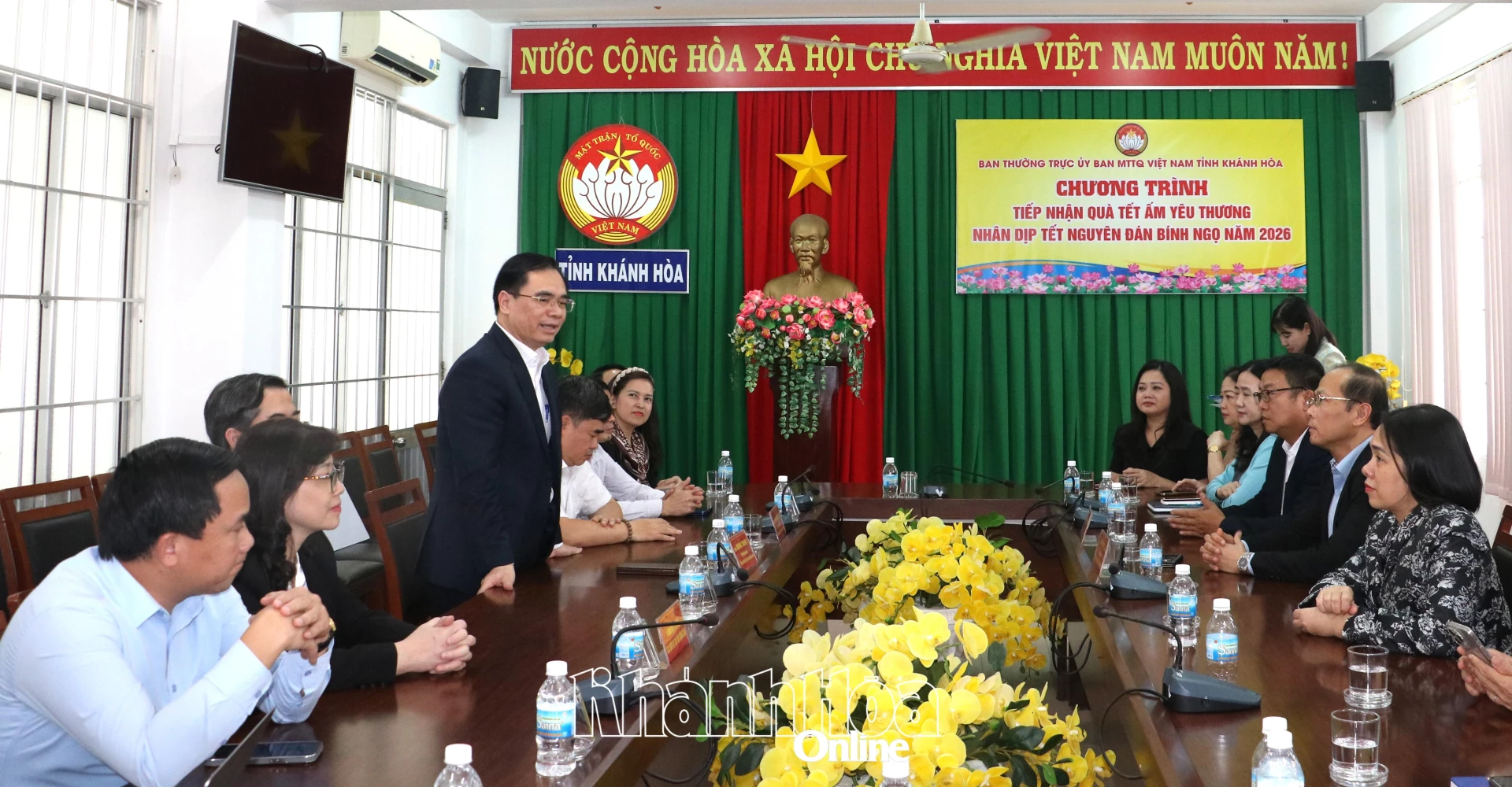 Tổng Biên tập Dương Trung Ý phát biểu chia sẻ với nhân dân tỉnh Khánh Hòa.