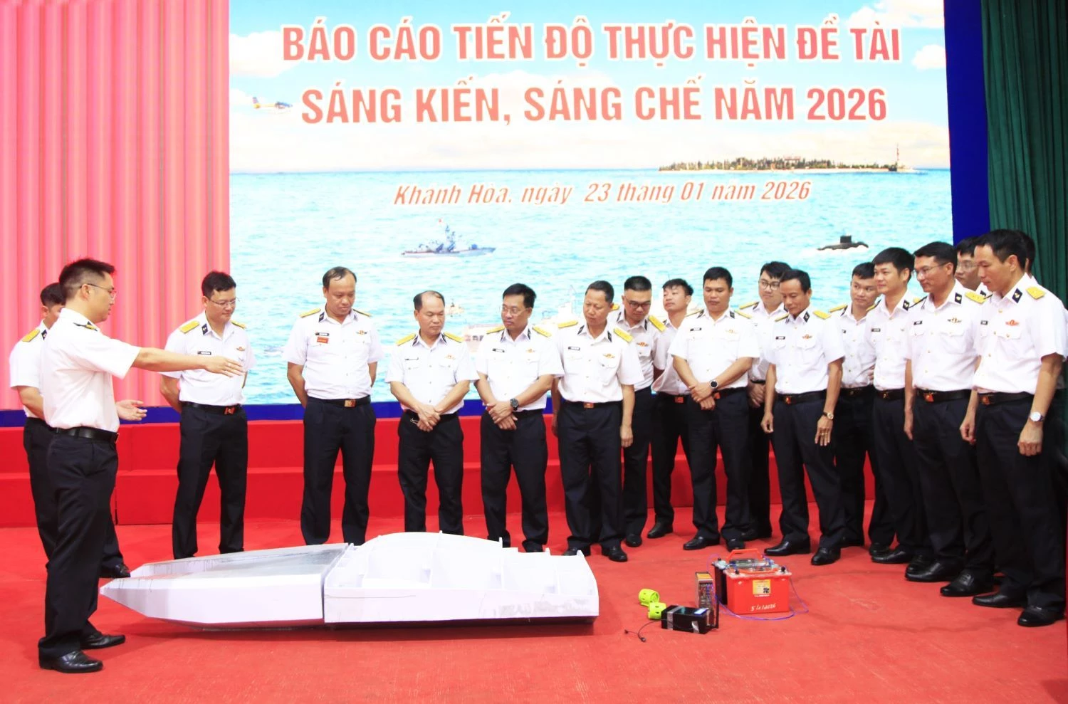 Tham quan thực tế đề tài Phương tiện không người lái mặt nước (USV) phục vụ huấn luyện, sẵn sàng chiến đấu.