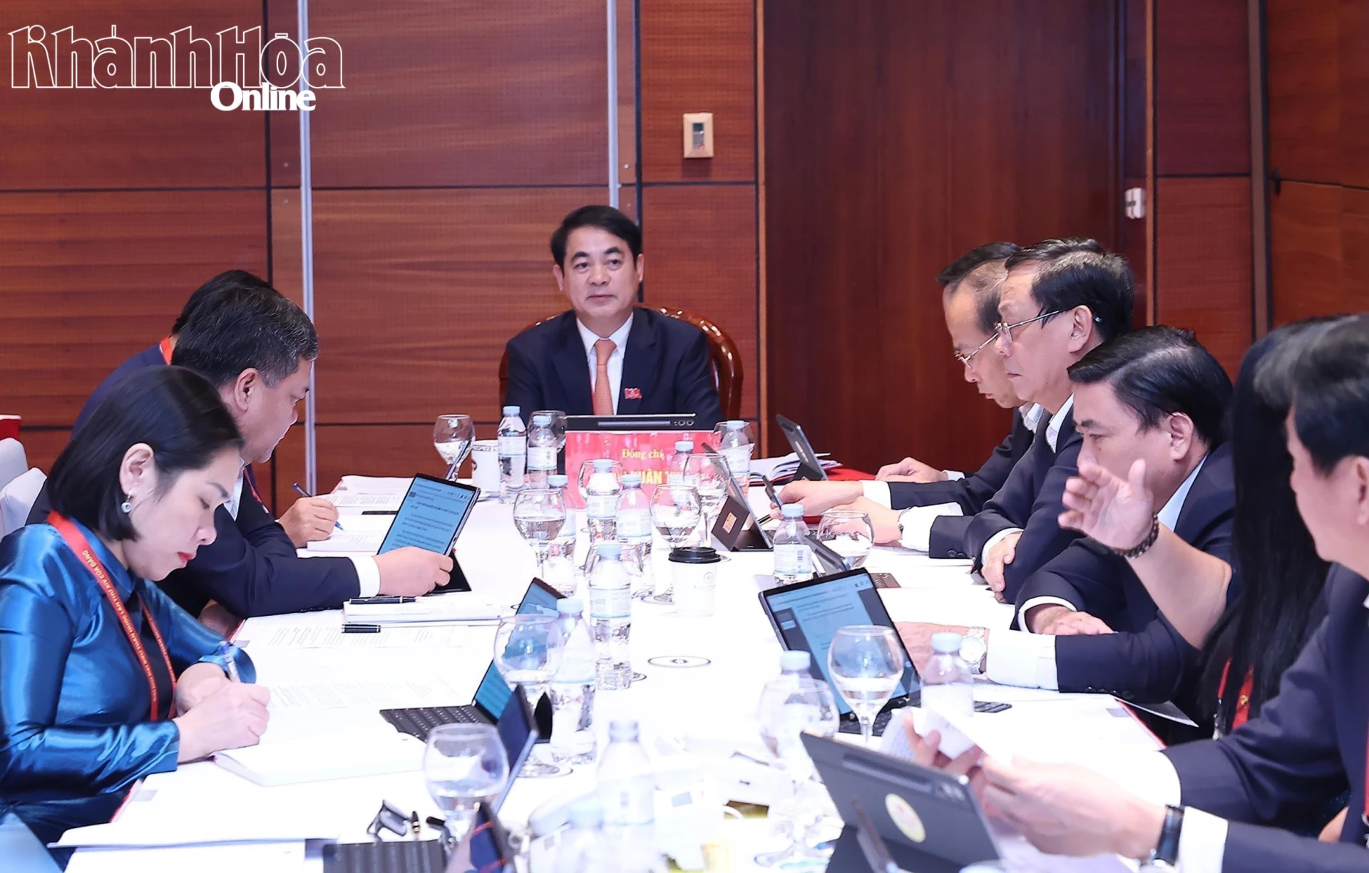 Bí thư Tỉnh ủy Nghiêm Xuân Thảnh chủ trì thảo luận.