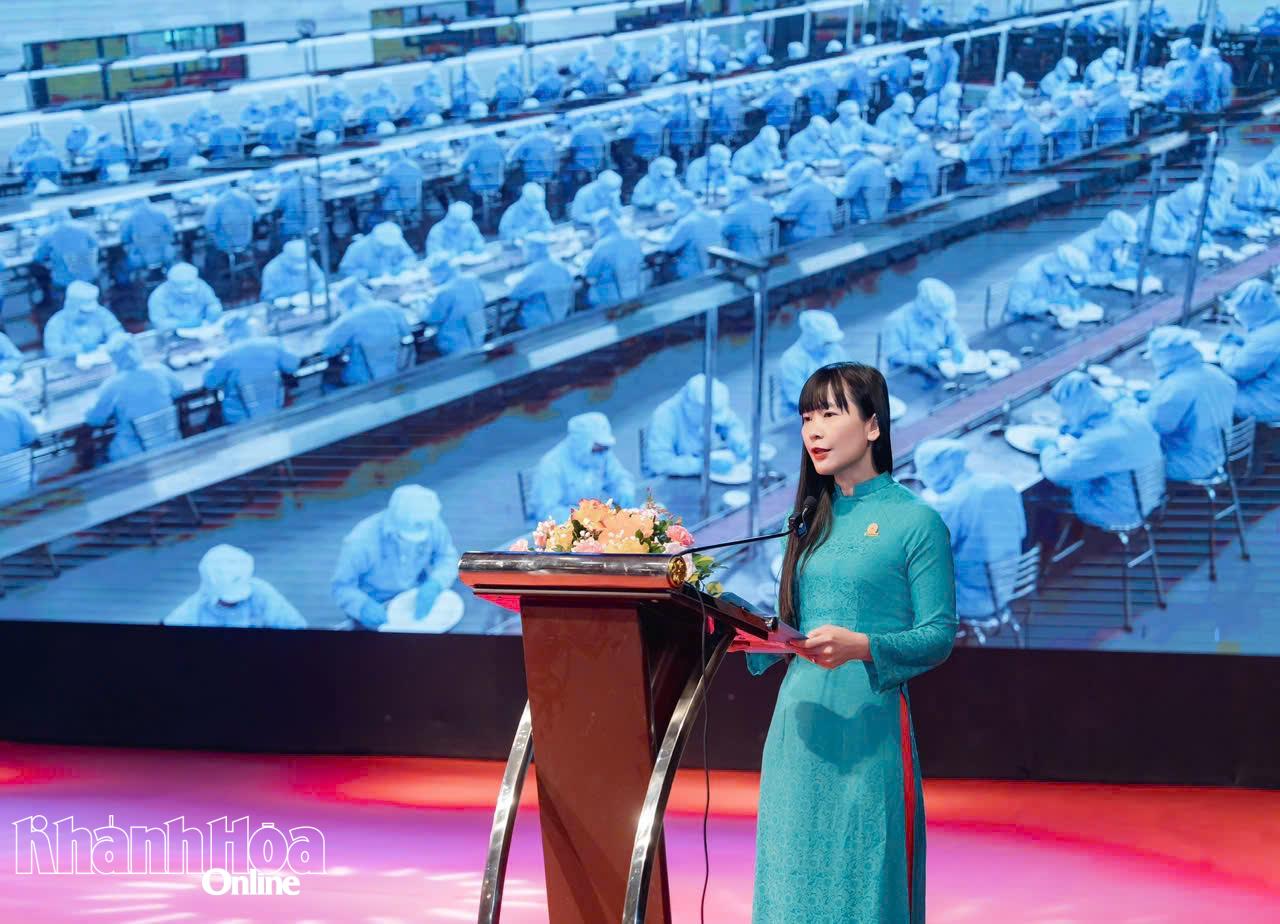 Bà Trịnh Thị Hồng Vân đại diện các doanh nghiệp phát biểu tại buổi lễ.