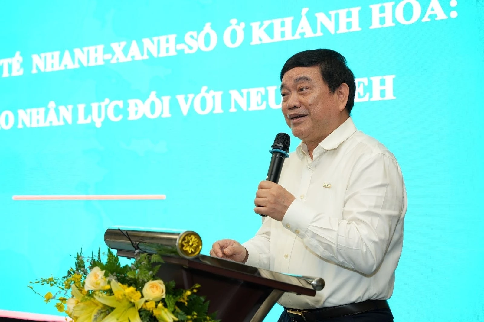 GS.TS Trần Thọ Đạt, Chủ tịch Hội đồng Khoa học và Đào tạo, Đại học Kinh tế Quốc dân chia sẻ đề tài “Phát triển kinh tế  nhanh - xanh - số ở Khánh Hòa: hàm ý đào tạo nhân lực đối với NEU & UEH”.