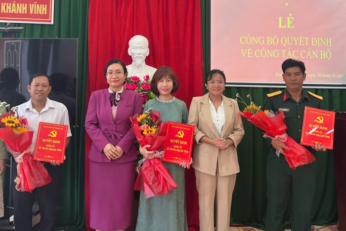 Xã Trung Khánh Vĩnh công bố các quyết định về công tác cán bộ