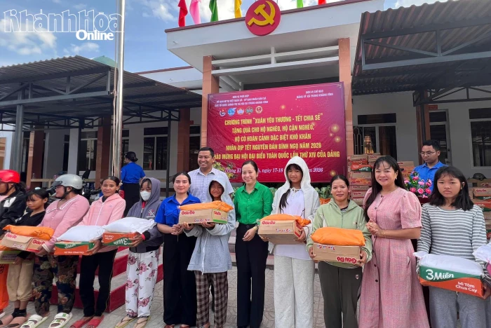 Xã Trung Khánh Vĩnh trao quà Tết cho hơn 1.900 hộ dân