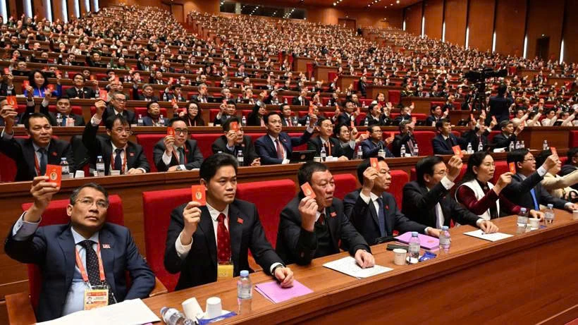 Các đại biểu biểu quyết trong phiên họp ngày 22-1, ảnh: Báo Nhân dân