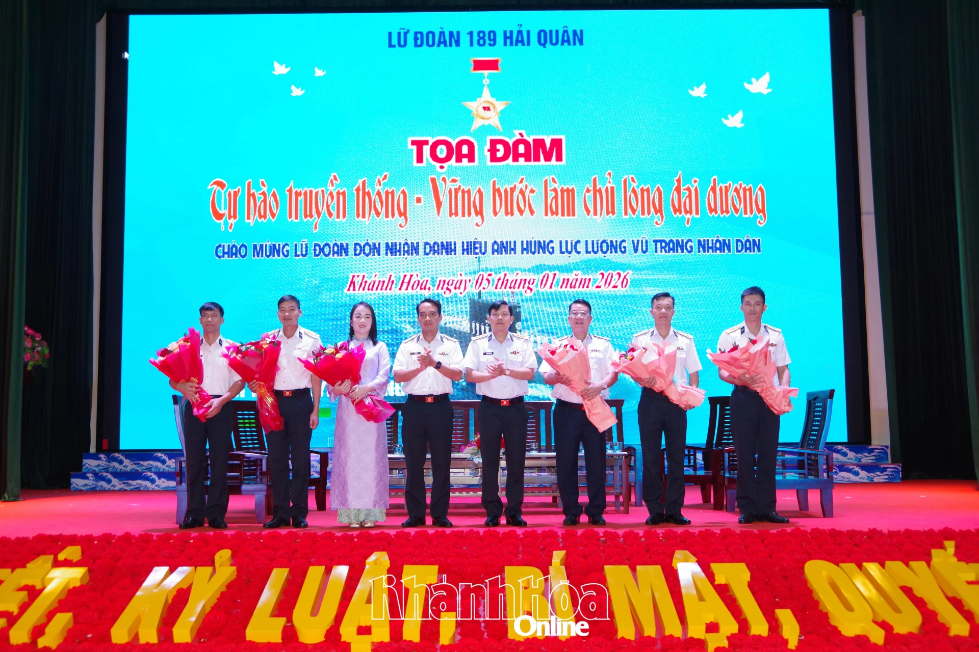 Thủ trưởng lữ đoàn tặng hoa cho các khách mời.