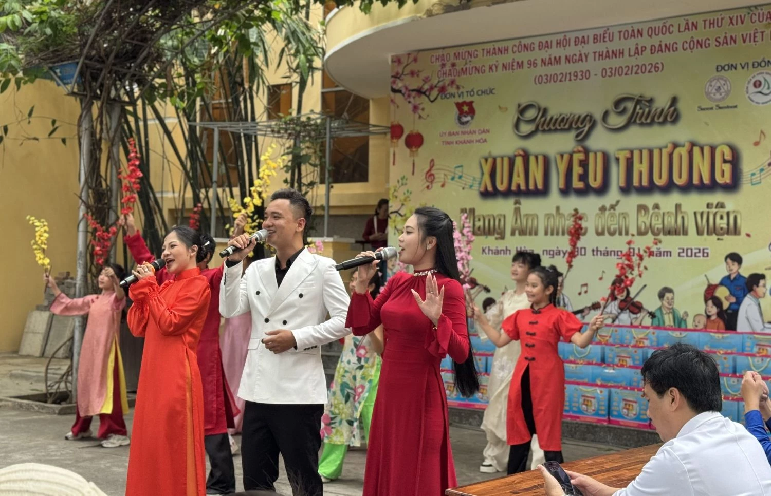 Tiết mục văn nghệ của các đơn vị phục vụ bệnh nhân tại chương trình.