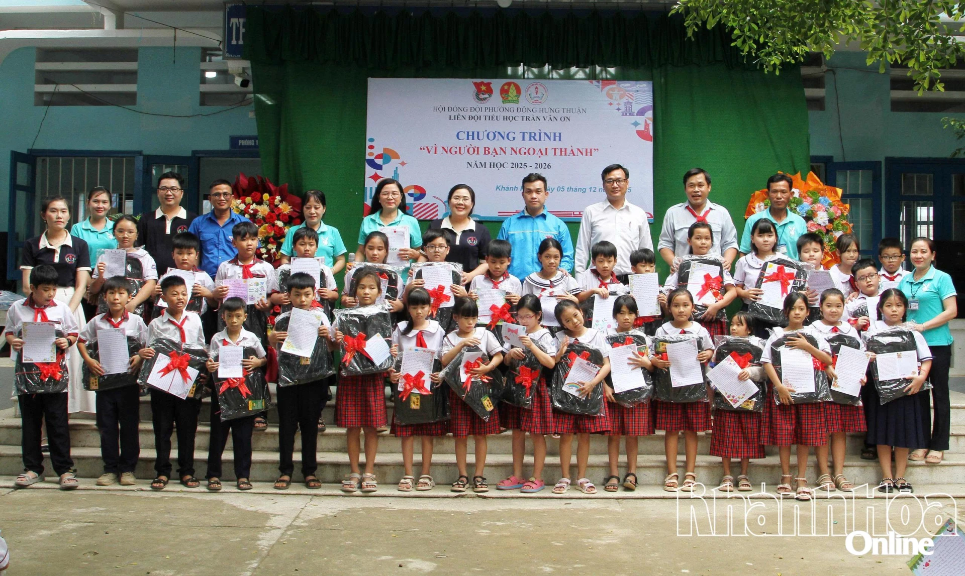 Lãnh đạo Trường Tiểu học Đô Vinh 2 và Trường Tiểu học Trần Văn Ơn (TP. Hồ Chí Minh) trao quà cho học sinh.