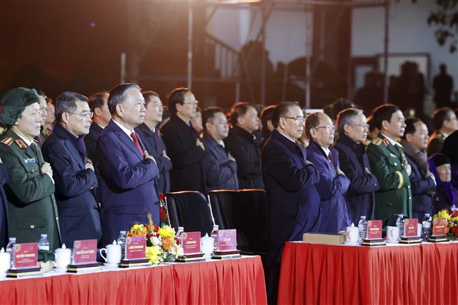 Tổng Bí thư Tô Lâm, các đồng chí lãnh đạo, nguyên lãnh đạo Đảng, Nhà nước dự Chương trình kỷ niệm 85 năm Ngày Bác Hồ về nước trực tiếp lãnh đạo Cách mạng Việt Nam “Hai tay xây dựng một sơn hà”. Ảnh: THỐNG NHẤT - TTXVN